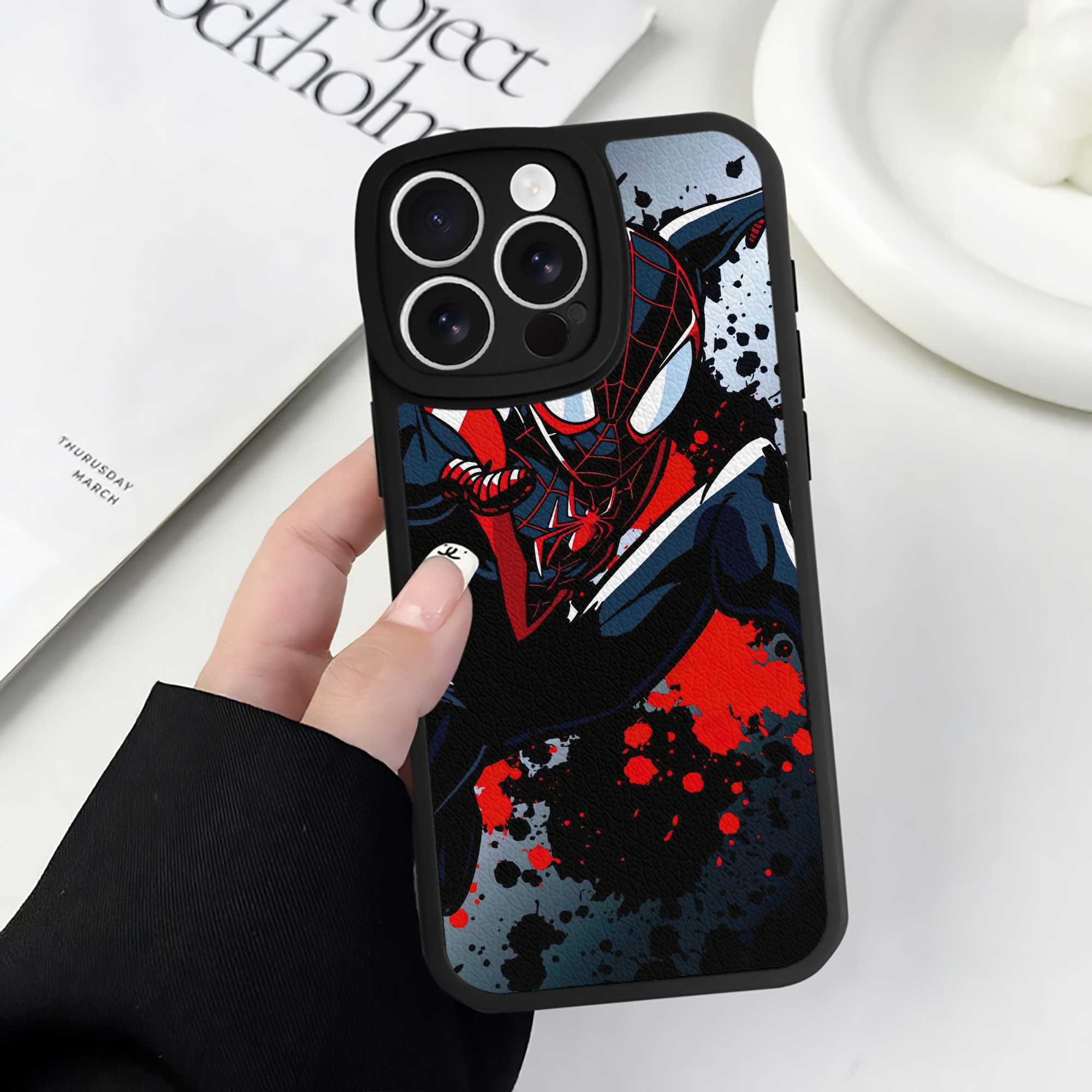 Spider Man スパイダーマン 【iPhone 16シリーズ対応】シリコンスマホケース（レザー調） 材質：シリコン
